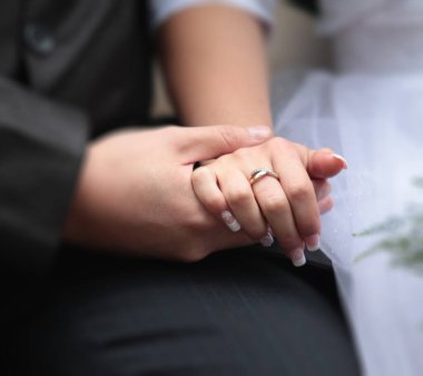 Güzel bir erkek ve bir kızın iki eli