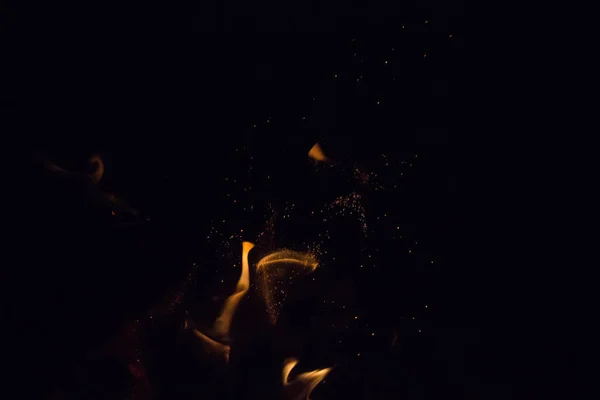 Szikrák Tűz Egy Fekete Háttér Éjjel — Stock Fotó