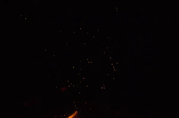 Feuerfunken Auf Schwarzem Hintergrund Der Nacht — Stockfoto