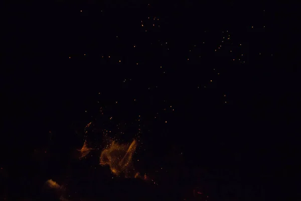 Percikan Api Pada Latar Belakang Hitam Malam Hari — Stok Foto