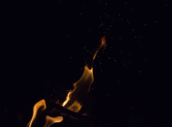 Szikrák Tűz Egy Fekete Háttér Éjjel — Stock Fotó