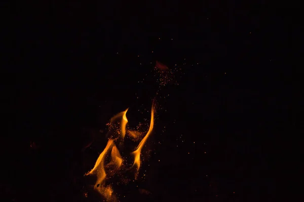 Искры Пламени Черном Фоне Ночью — стоковое фото