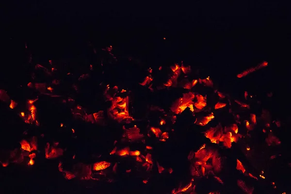 Kırmızı Kömür Üstüne Ateş — Stok fotoğraf
