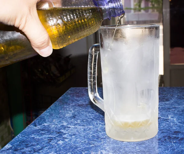 バーにビールマグカップ — ストック写真