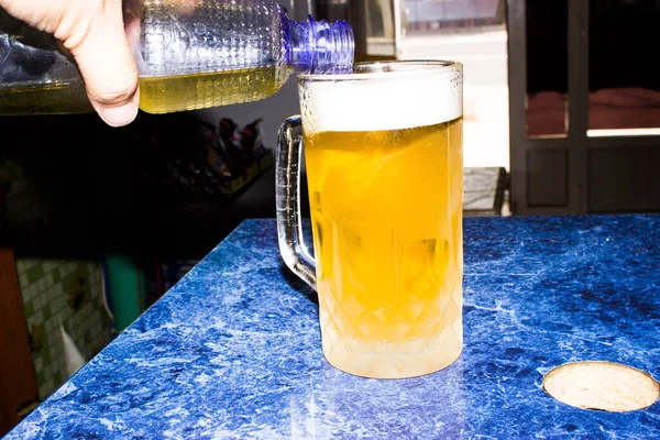 バーにビールマグカップ — ストック写真