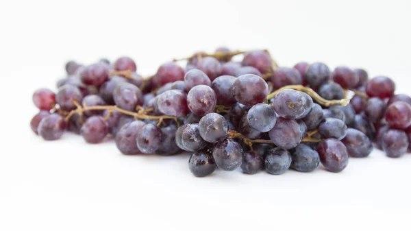 Beyaz arkaplanda siyah üzümlerin soyutlanması