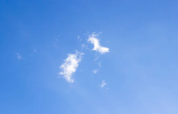 Mavi gökyüzünde beyaz bulutlar