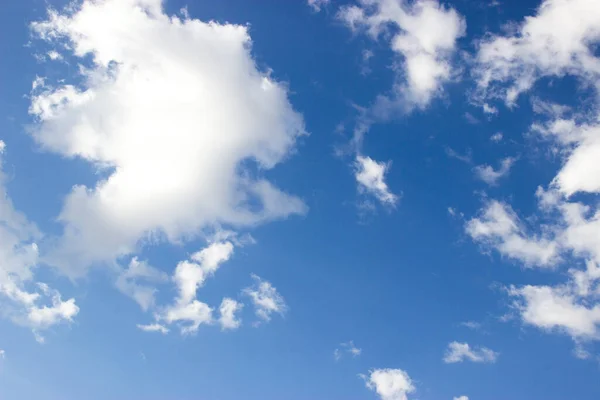 青い空の白い雲 — ストック写真