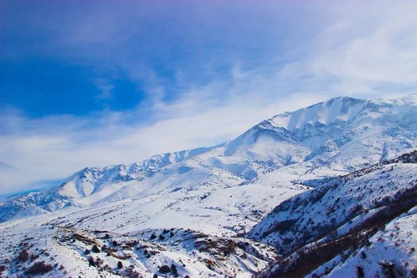 Montagne Innevate Sullo Sfondo Della Natura — Foto Stock