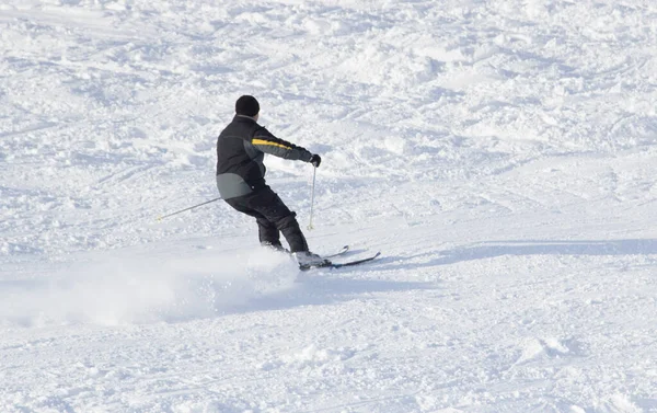 乘坐滑雪板从山上出发 滑雪运动 — 图库照片