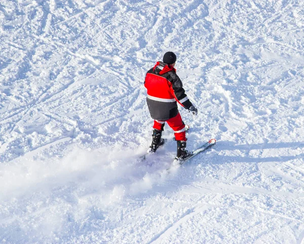 Dağdan kayakla gelmek, spor müsabakaları kayak yapmak..