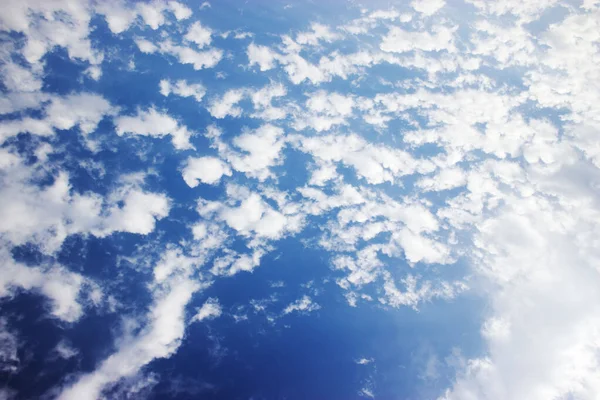 mavi gökyüzü ve arkaplanda beyaz bulutlar