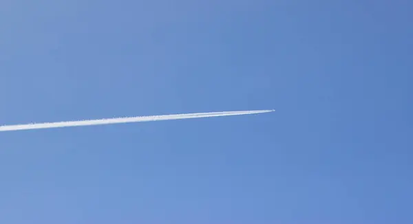 Avión Cielo Una Franja Blanca Aeronave Imagen De Stock