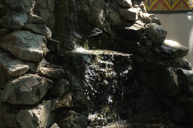 Doğa arka planında küçük yapay şelale