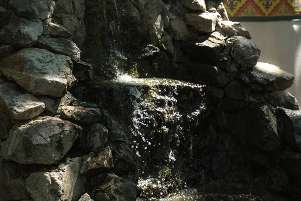 Doğa arka planında küçük yapay şelale