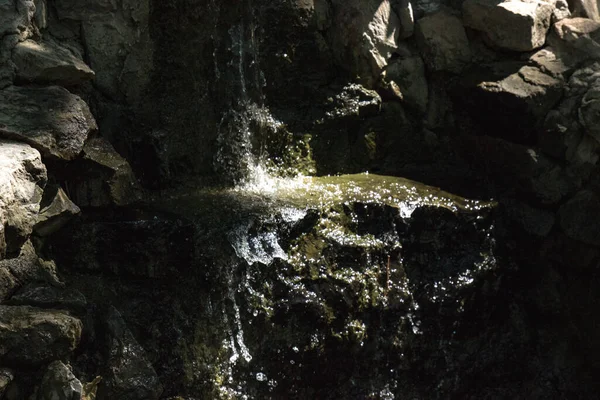 Pequena Cachoeira Artificial Fundo Natureza — Fotografia de Stock