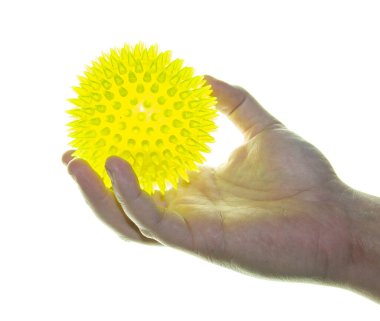 El ele tutuşan sarı oyuncak beyaz arka planda izole edilmiş.