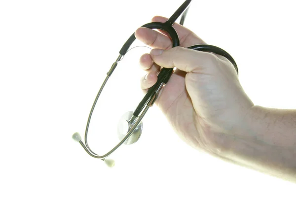 Beyaz arkaplanda el ele tutuşan steteskop izole edildi