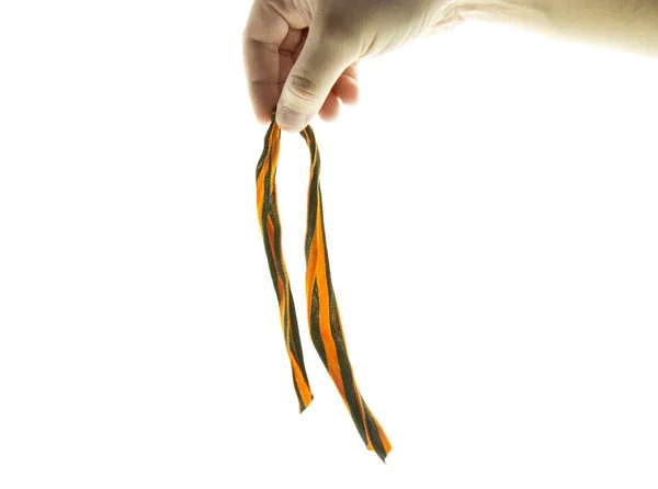 Beyaz arkaplanda el ele tutuşan kurdele