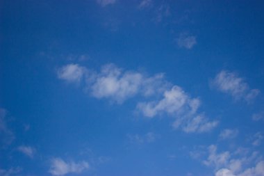 Mavi arkaplanda bulutlar