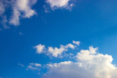 Mavi arkaplanda bulutlar