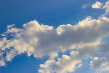 Mavi arkaplanda bulutlar