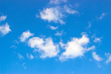 Doğa arka planında mavi bir arkaplanda bulutlar