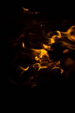 Siyah arkaplanda kıvılcımlar saçan ateş alevleri