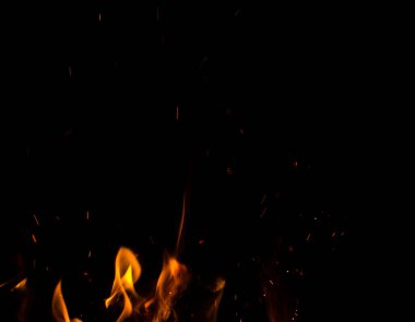 Siyah arkaplanda kıvılcımlar saçan ateş alevleri