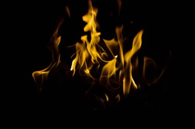 Siyah arkaplanda kıvılcımlar saçan ateş alevleri