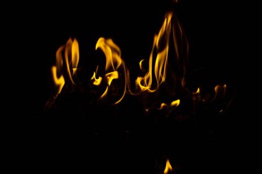 Siyah arkaplanda kıvılcımlar saçan ateş alevleri