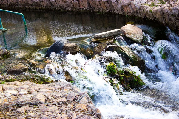 Hermosa Cascada Sobre Fondo Naturaleza — Foto de Stock