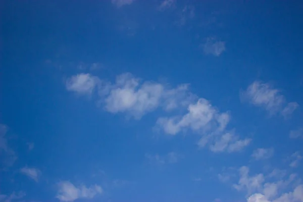 Wolken Een Blauwe Achtergrond — Stockfoto