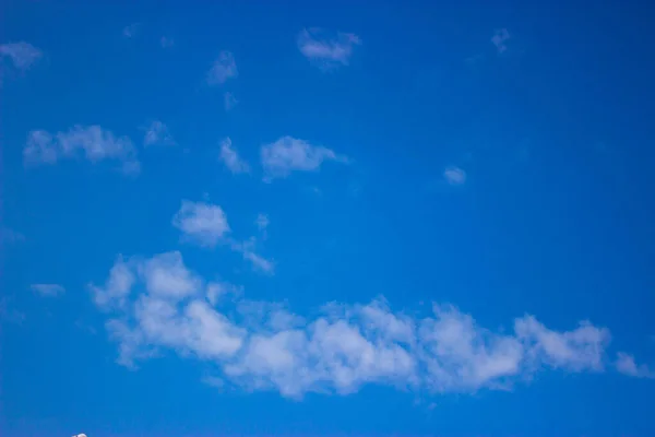 Wolken Een Blauwe Achtergrond — Stockfoto