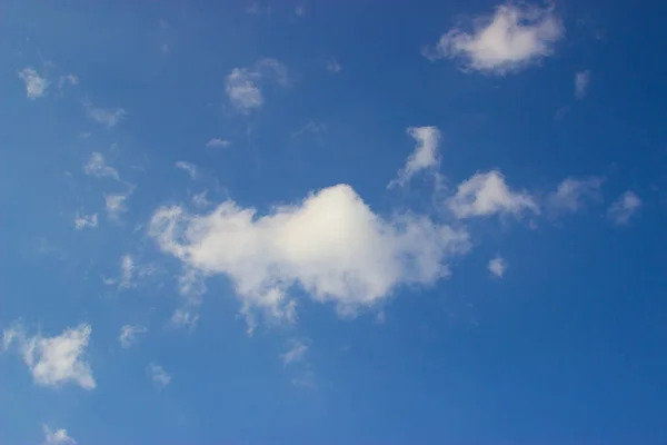 Σύννεφα Μπλε Φόντο — Φωτογραφία Αρχείου