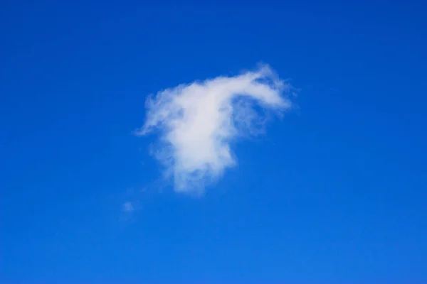 Σύννεφα Μπλε Φόντο — Φωτογραφία Αρχείου