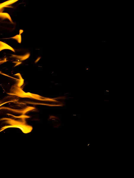 Płomienie Ognia Iskrami Czarnym Tle — Zdjęcie stockowe