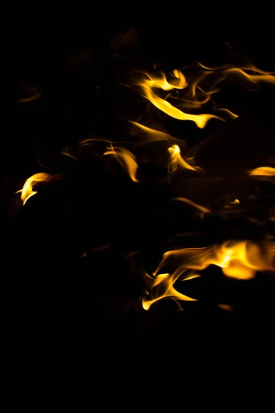 Siyah Arkaplanda Kıvılcımlar Saçan Ateş Alevleri — Stok fotoğraf