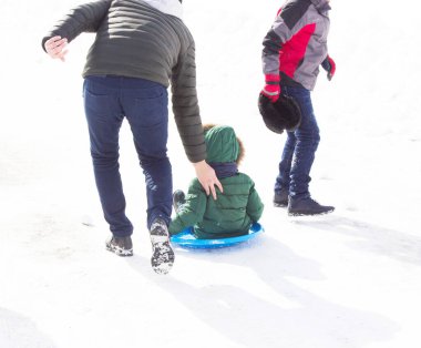 Kızak süren bir çocuğun ailesi.