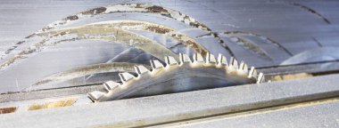 Elektrikli dairesel testerenin yakın görüntüsü