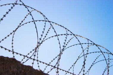 Dikenli tel mavi gökyüzü arka planında