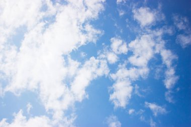 Doğa arka planında mavi bir arkaplanda bulutlar