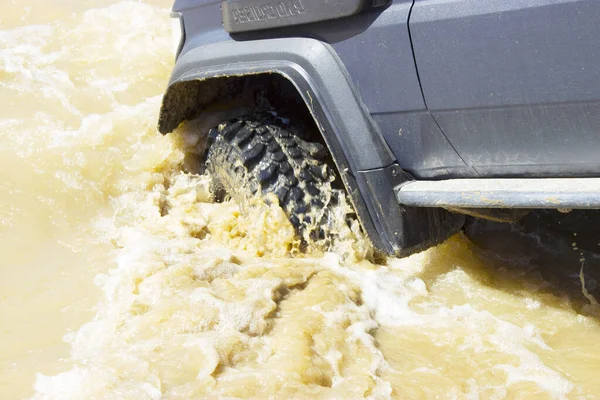 Черный Джип Воде Фоне Природы — стоковое фото