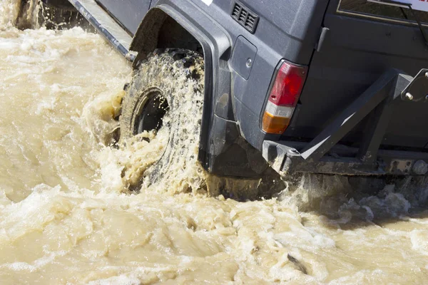 Jeep Preto Água Fundo Natureza — Fotografia de Stock