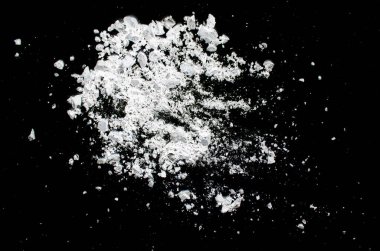 Siyah arkaplanda beyaz toz