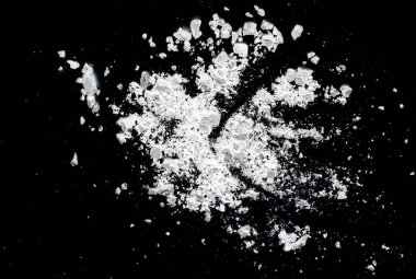 Siyah arkaplanda beyaz toz