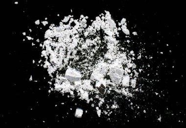 Siyah arkaplanda beyaz toz