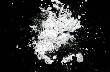 Siyah arkaplanda beyaz toz