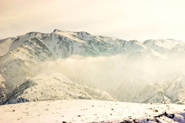 Doğanın arka planında karlı dağlar