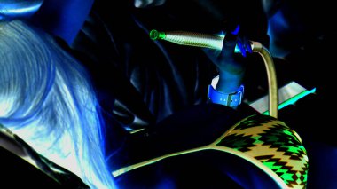 Kız nargile içiyor.